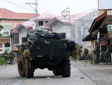 Ο στρατός των Φιλιππίνων βομβαρδίζει τους Ισλαμιστές στο Μαραούι (φωτό, βίντεο)